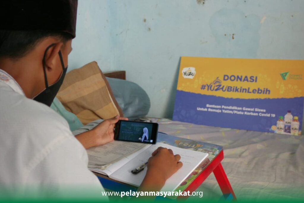 Ilham sedang belajar online